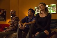 Community – Hank (David Cross, l.) hält von seinem Vater, Hickey, nicht viel und hat diesen deswegen auch nicht eingeladen seinen Enkel kennenzulernen. Chang (Ken Jeong, M.), Britta (Gillian Jacobs, r.) und der Rest der Truppe wollen die beiden jetzt wieder zusammenbringen - mittels einer Partie "Dungeons and Dragons" ...