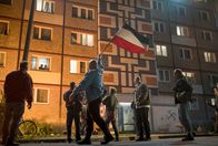 Sam - Ein Sachse – 1991 marschieren Rechtsextreme in Hoyerswerda auf.
