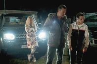 Red Light – Ingmar (Geert Van Rampelberg, Mi.) und Rocco (Jonas Vermeulen, re.) zeigen der Prostituierten Imana ihre Grenzen auf und verprügeln sie. Sylvia (Carice van Houten, li.) sieht dabei zu.