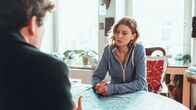 Die Chefin – Was weiß Nachbarin Emma Galland (Clea Eden) über die Artikel des toten Journalisten Haarsträubendes zu berichten?