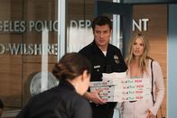 The Rookie – Grace Sawyer (Ali Larter, r.), John Nolans (Nathan Fillion, l.) Freundin, überrascht die Absolventen mit Pizza.