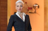 Velvet – Solange Don Emilio ausfällt, steht Patricia (Miriam Giovanelli) vertretungshalber dem Verkaufspersonal vor.