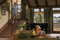 Two and a Half Men – Berta (Conchata Ferrell, r.) hat es auf Alans Zimmer abgesehen und erhofft sich, dass Charlie (Charlie Sheen, l.) sie als Haushälterin mit Wohnung in guter Lage und Meerblick bei sich aufnimmt ...