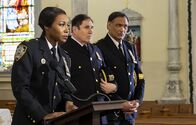 East New York – (v.l.n.r.) Deputy Inspector Regina Haywood (Amanda Warren); Captain Stan Yenko (Richard Kind); Assistant Chief John Suarez (Jimmy Smits)