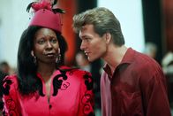Ghost - Nachricht von Sam – Das obskure Medium Oda Mae Brown (Whoopi Goldberg, l.) stellt erschreckt fest, dass sie wirklich mit dem Geist Sam (Patrick Swayze, r.) kommunizieren kann ...