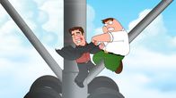 Family Guy – Als Joe die Fahrwerksluke öffnet, muss Peter (r.) mit dem Terroristen (l.) außerhalb des Flugzeugs kämpfen ...