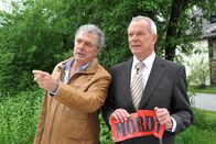 Sturm der Liebe – ARD STURM DER LIEBE FOLGE 1804 Uhr im ERSTEN. André (Joachim Lätsch, l.) steht Werner (Dirk Galuba, r.) bei, der angesichts der haltlosen Unterstellungen gegen seine Person fassungslos ist.