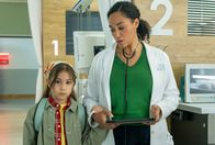 In aller Freundschaft – Ein Patient hat seine kleine Tochter Isa (Minou Troll, li.) ungefragt in Dr. Lucia Böhms (Vanessa Rottenburg, re.) Betreuung gegeben.