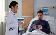 In aller Freundschaft – Dr. Maria Weber (Annett Renneberg) erzählt dem unbekannten Patienten (Constantin Lücke) von ihrer eigenen Amnesie und das es dann einen Auslöser gab und sie konnte sich wieder an alles erinnern. Der Patient hatte bei seiner Einlieferung nur einen Schlüssel dabei, doch dieser hilft seinem Gedächtnis nicht auf die Sprünge.