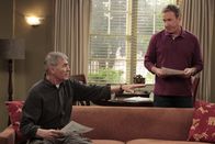 Last Man Standing – Mikes Vater Bud (Robert Forster, l.) zieht in ein Appartement in der Nähe, so lange die neue Filiale von Outdoor Man gebaut wird. Seine neue Liebe Stella zieht gleich mit zu ihm, was Mike (Tim Allen, r.) gar nicht gefällt.