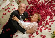 Mamas Flitterwochen – Für dich solls rote Rosen regnen: Hilde (Ruth Maria Kubitschek) und Theo (Ernst Stankovski) schweben nach der Trauung im siebten Himmel.