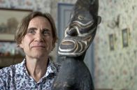 Penissimo – Marc Bonnard ist Sexualtherapeut und zeigt eine Statue aus Papua-Neuguinea.