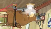 Unser Sandmännchen – Dr. Brumm, eingespannt in eine Seilzugapparatur, bestreut den Pfannkuchen mit Puderzucker an der Zimmerdecke, was nur mäßig funktioniert.