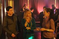 SOKO Stuttgart – Selma Kirsch (Yve Burbach, r.) befragt zusammen mit Rico Sander (Benjamin Strecker, l.) die Nachtclub-Besitzerin Helga Fischer (Anica Dobra, M.). Die Ermittler ziehen dabei die Aufmerksamkeit der Club-Besucher (Komparsen) und Stripperinnen (Komparsinnen) auf sich.