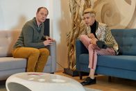 Heldt – Korthals (Steffen Will, l.) fühlt sich in der Praxis für ästhetische Medizin & Chirurgie ziemlich fehl am Platz. Dennoch nutzt er die Gelegenheit, dem Patienten Harald Pfeiffer (Florian Wess, r.) ein paar Fragen zu stellen, um so etwas über den Fall herauszubekommen.