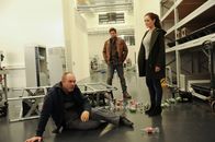 SOKO Stuttgart – Die Flucht ist fehlgeschlagen – gegen Jo Stoll (Peter Ketnath, M.) und Selma Kirsch (Yve Burbach, r.) hat Torben Bilic (Attila Georg Borlan, l.) keine Chance.