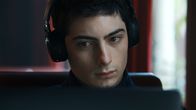 Stalk – Lux (Théo Fernandez) verfällt wieder seinen alten Gewohnheiten.