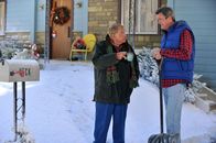 The Middle – Tag (Jerry Van Dyke, l.) will Mike (Neil Flynn, r.) unbedingt überreden, an der Familientradition teilzunehmen und beim Weihnachtssketch mitzumachen ...