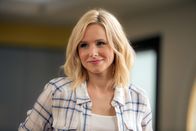 The Good Place – Als sich Chidi ihr anvertraut, überlegt Eleanor (Kristen Bell), wie sie auf die spannenden Neuigkeiten reagieren soll ...