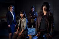 Real Humans - Echte Menschen – v.l.: Inger Engmann (Pia Halvorsen), Mimi/Anita (Lisette Pagler), Leo (Andreas Wilson) und die gefährliche Anführerin der wilden Hubots, Niska (Eva Röse)