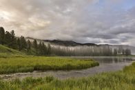 Terra Mater – Morgendlicher Frühnebel zieht über den Trout Lake im Yellowstone Nationalpark