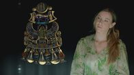 Strangest Things – Die Archäologin Rebecca Bradshaw betrachtet das Pektoral des Tutanchamun. Seine Hieroglyphen und Edelsteine verweisen auf seine große spirituelle Bedeutung.