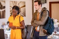 Death in Paradise – Naomi Thomas (Shantol Jackson) und DI Neville Parker (Ralf Little) eilen zum Yacht-Club, wo Commissioner Selwyn Pattersons Feier in einer Tragödie endete. Jetzt gilt es, die verbliebenen Gäste zu befragen.