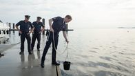 SOKO Wismar – Timmermann (Mathias Junge, r.) ist eine ganz spezielle Aufgabe anvertraut worden. Er soll den betrunkenen Obdachlosen namens Wolfgang "Skipper" Mierisch aus seinem Tiefschlaf wecken. Der Mann, der ein ehemaliger Kapitän und Weltumsegler ist, wird verdächtigt, Ole Janisch auf dessen Boot überfallen und umgebracht zu haben. Kriegt Timmermann Skipper wach? Und ist er überhaupt der Mörder von Ole Janisch?