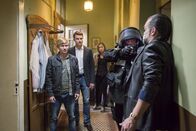 Tatort – Die Kommissare Henry Funck (Friedrich Mücke, m.), Maik Schaffert (Benjamin Kramme, l.) und Johanna Grewel (Alina Levshin) verhaften Jochen Berner (Ole Puppe), den Komplizen von Timo Lemke.