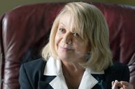Life – Helen (Elaine Page) freut sich, dass Henry einen Schritt auf sie zugegangen ist. Sie bietet ihm einen Joint zur Entspannung an.