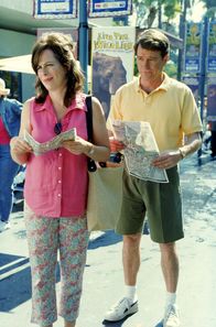Malcolm mittendrin – Lois (Jane Kaczmarek) freut sich über die Attraktionen des Zoos, während Hal (Bryan Cranston) davon nur mäßig begeistert ist.
