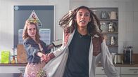 Schloss Einstein – Leon (Dean-Ryan Kuhlig, rechts) will seine Schwester Charlotte (Caroline Groß, links) davon ablenken, dass er noch keine Tickets für den gemeinsam geplanten Konzertbesuch hat.