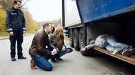 Tatort – Thorsten Falke (Wotan Wilke Möhring, 2.v.l.) und Julia Grosz (Franziska Weisz) machen einen schrecklichen Fund im LKW (ganz links: Philipp Baltus)