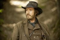 Serena – Serena schmiedet mit Hilfe ihres Handlangers Galloway (Rhys Ifans) einen perfiden und tödlichen Plan, um ihren Mann ganz zu vereinnahmen ...