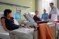 In aller Freundschaft – Nicole Marburger (Judith Richter, 3.v.re.) und Elsa Sommer (Naemi Florez, li.) verbindet nicht nur ihr Job als Flugbegleiterinnen. Elsa hat mit dem Ex-Mann von Nicole eine Familie gegründet und seitdem bekriegen sich die beiden Kolleginnen so sehr, dass sie nun sogar in der Sachsenklinik gelandet sind. Arzu Ritter (Arzu Bazman, 2.v.re.) hatte ihren Mann und den behandelnden Arzt Dr. Philipp Brentano (Thomas Koch, re.) darum gebeten, den beiden Einhalt zu gebieten. Dieser hält sich jedoch gekonnt aus den Streitereien raus.