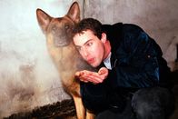 Kommissar Rex – Der Bombenbauer hat sein neuestes Werk durch Laserstrahlen gesichert. Damit kann er allerdings Kommissar Brandtner (Gedeon Burkhard) und Kommissar Rex nicht in die Falle locken ...