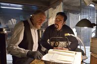 The Strain – Während Abraham (David Bradley, l.) all seine Unterlagen erneut durchforstet, macht sich Fet (Kevin Durand, r.) zusammen mit Dutch auf den Weg, die Umgebung von Vampiren zu säubern ...