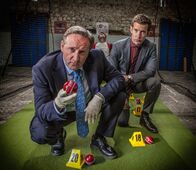 Inspector Barnaby – DCI John Barnaby (Neil Dudgeon, l.) und sein Assistent DS Jamie Winter (Nick Hendrix, r.) sind erneut verblüfft über die Kreativität, mit der in der Grafschaft Midsomer Menschen ins Jenseits befördert werden. Der Cricket-Spieler Leo Henderson (Bruce Lawrence, M.) wurde mit einer Ballmaschine malträtiert.