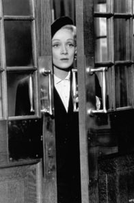 Zeugin der Anklage – Marlene Dietrich spielt die Titelrolle in dem amerikanischen Kriminalfilm "Zeugin der Anklage", den der in Sucha geborene Billy Wilder inszenierte.