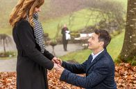 Sturm der Liebe – Robert (Lorenzo Patané, r.) macht Ariane (Viola Wedekind, l.) einen Heiratsantrag. Lia (Deborah Müller, h.) beobachtet die beiden getroffen.