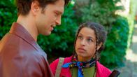 Rote Rosen – Ellie (Kim Biebow r.) ist nach Jonas’ (Patrick Schlegel l.) Date-Absage verunsichert. Toni (Sarah Buchholzer) hatte Recht, Jonas (Patrick Schlegel l.) will nur Spaß!