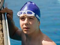 In aller Freundschaft – Nils Jürgens (Pascal Andres) ist ein riesiges Schwimmtalent. Er trainiert ehrgeizig für Olympia 2012.