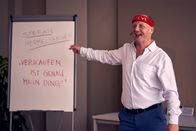 Ruby – Verkaufscoach Stefan "Steve" Hermelsbacher (Christian Hockenbrink) bringt seinen Schülern mit Enthusiasmus die wichtigsten Verkaufsstrategien bei.