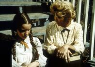 Unsere kleine Farm – Miss Beadle (Charlotte Stewart, r.) macht sich Sorgen um Laura (Melissa Gilbert, l.) ...