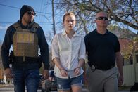 Winner – Reality (Emilia Jones) wird vom FBI verhaftet, weil sie Geheimdokumente der NSA an die Presse geleakt hat, die russische Hackerangriffe bei den US-Präsidentschaftswahlen von 2016 bestätigen.