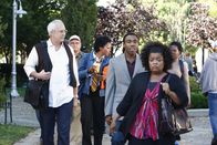 Community – Ein neuer vielversprechender Collegetag wartet auf Pierce (Chevy Chase, vorne l.), Shirley (Yvette Nicole Brown, vorne r.) und Troy (Donald Glover, vorne M.) ...