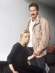 Tatort – Schimanski (Götz George) hat Katja (Katja Riemann) die Nachricht überbracht, daß ihr Bruder Tommy erschossen wurde.