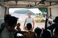 Eden – Amare (Joshua Edoze, trinkend am re. Bildrand) im überfüllten Transporter der Schleuser
