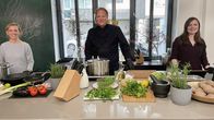 Der Vorkoster – Zusammen mit Foodbloggerin Julia Uehren (l) und der ehemaligen Kartoffelkönigin Lisa Blomenkamp-Buse (r) zeigt der Vorkoster, wie vielfältig Kartoffelsuppe sein kann.