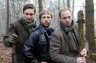 Mord mit Aussicht – Auch Dr. Kauth (Arnd Klawitter, l.), Dietmar Schäffer (Bjarne Mädel, M.) und Jan Schulte (Johann von Bülow, r.) beteiligen sich an der Suche nach dem entführten ZIelonka.